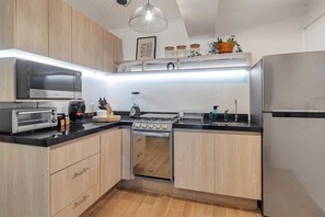 Réfrigérateur, four à micro-ondes, un four, surface de cuisson