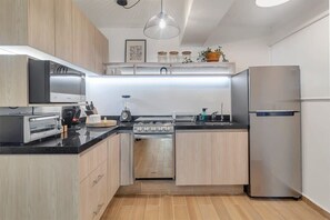 Jääkaappi, mikroaaltouuni, uuni, liesi