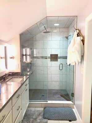 Ensemble douche/baignoire, sèche-cheveux, serviettes fournies, savon
