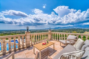 A balcony with a view of a cityscape and mountains, a pool, and outdoor furniture. - Finca with panoramic views Es Claperas in Mallorca (Inca)
