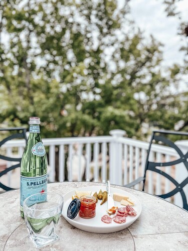 River Inspired 1-BR Condo in the Cottages on James