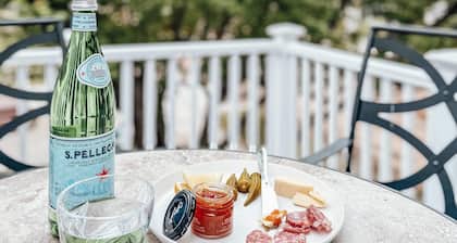 River Inspired 1-BR Condo in the Cottages on James