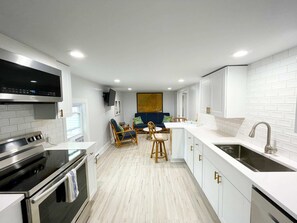 Réfrigérateur, four à micro-ondes, surface de cuisson, lave-vaisselle