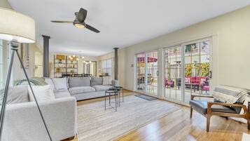 TV connectée, cheminée, livres