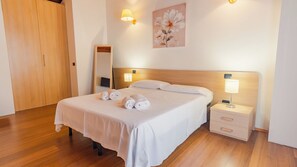 1 bedroom, free WiFi, bed sheets - Antiche Mura 1 - One Bedroom Guest House, Sleeps 3 (Verona)