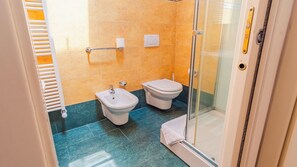 Shower, hair dryer, bidet, towels