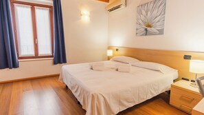 1 bedroom, free WiFi, bed sheets - Antiche Mura 2 - One Bedroom Guest House, Sleeps 2 (Verona)