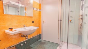 Ducha, secador de pelo, bidé y toallas