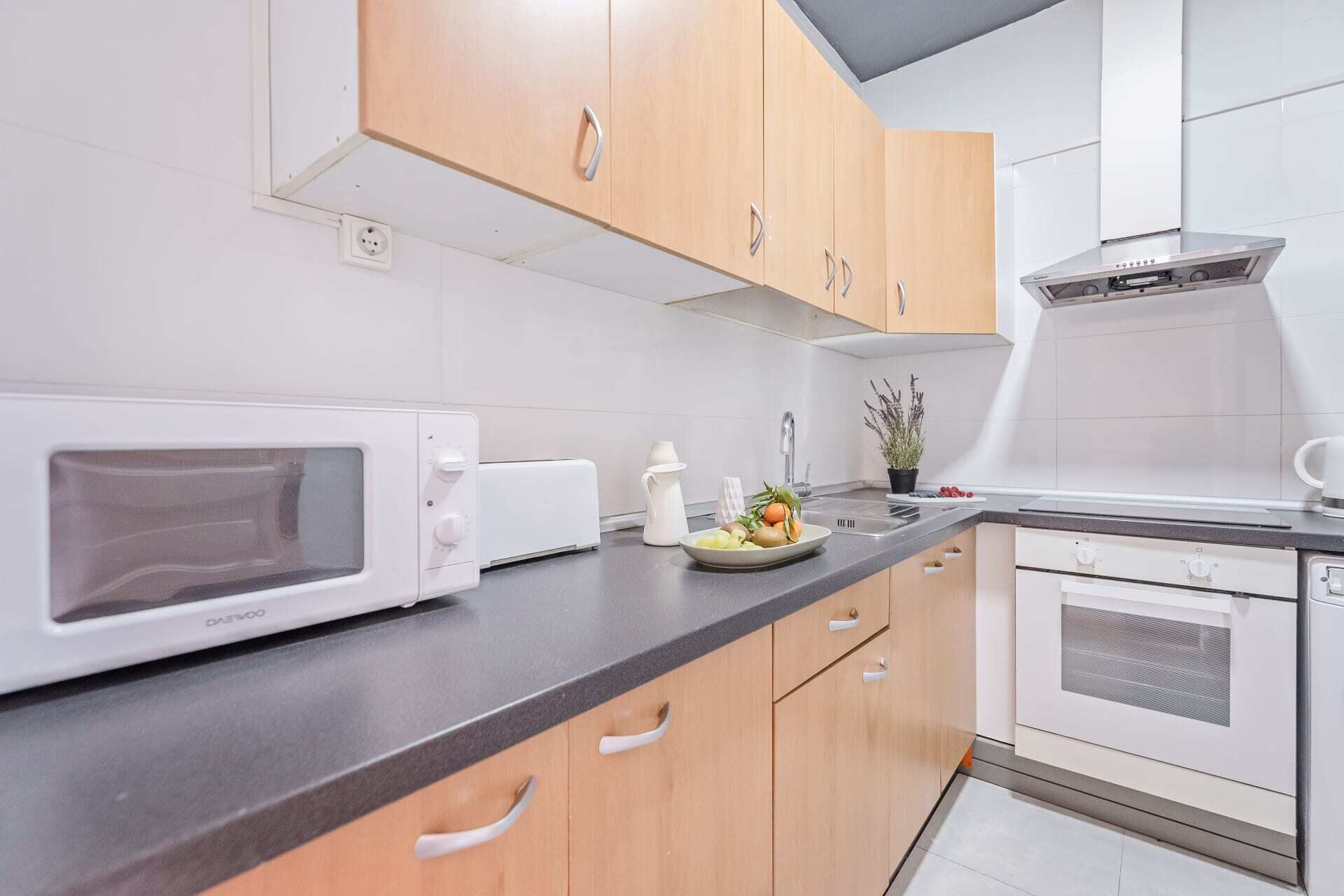 Kühlschrank, Mikrowelle, Ofen, Herdplatte