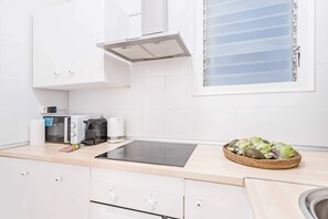 冷蔵庫、電子レンジ、オーブン、コンロ