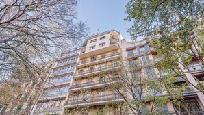 A multi-story building with balconies, surrounded by trees. - Sweett | Rocafort Principal 3 (Barcelona)