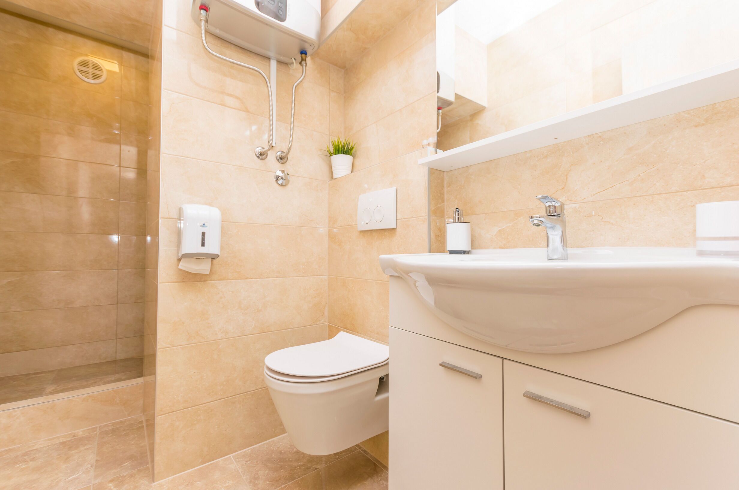 Un bagno moderno con servizi igienici, lavabo e doccia.