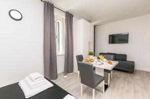 Studio (A2) | Private kitchen | Fridge, electric kettle, toaster, dining table