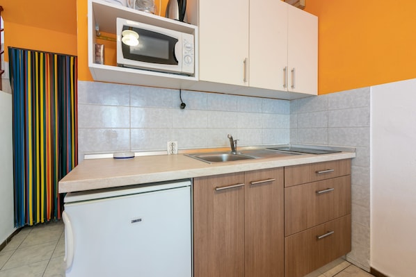 Private kitchen | Fridge, microwave, stovetop, espresso maker
