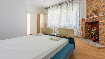 2 bedrooms, in-room safe, free WiFi