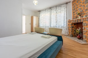 2 bedrooms, in-room safe, free WiFi