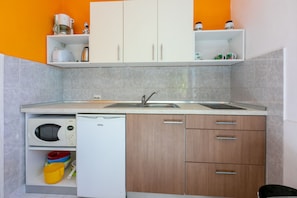 Eigene Küche | Kühlschrank, Mikrowelle, Herdplatte, Espressomaschine