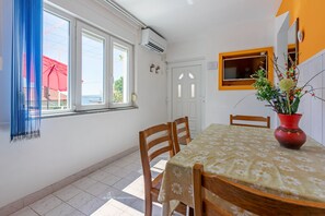 Eigene Küche | Kühlschrank, Mikrowelle, Herdplatte, Espressomaschine