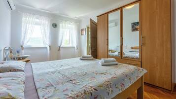 House | 3 bedrooms, iron/ironing board, free WiFi