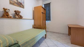 House | 3 bedrooms, iron/ironing board, free WiFi