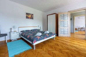 House | 3 bedrooms, iron/ironing board, free WiFi