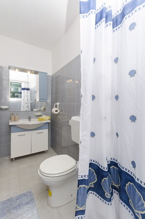 Apartment (A1) | Bathroom | Shower - Apartments Ivana (Murter-Kornati)