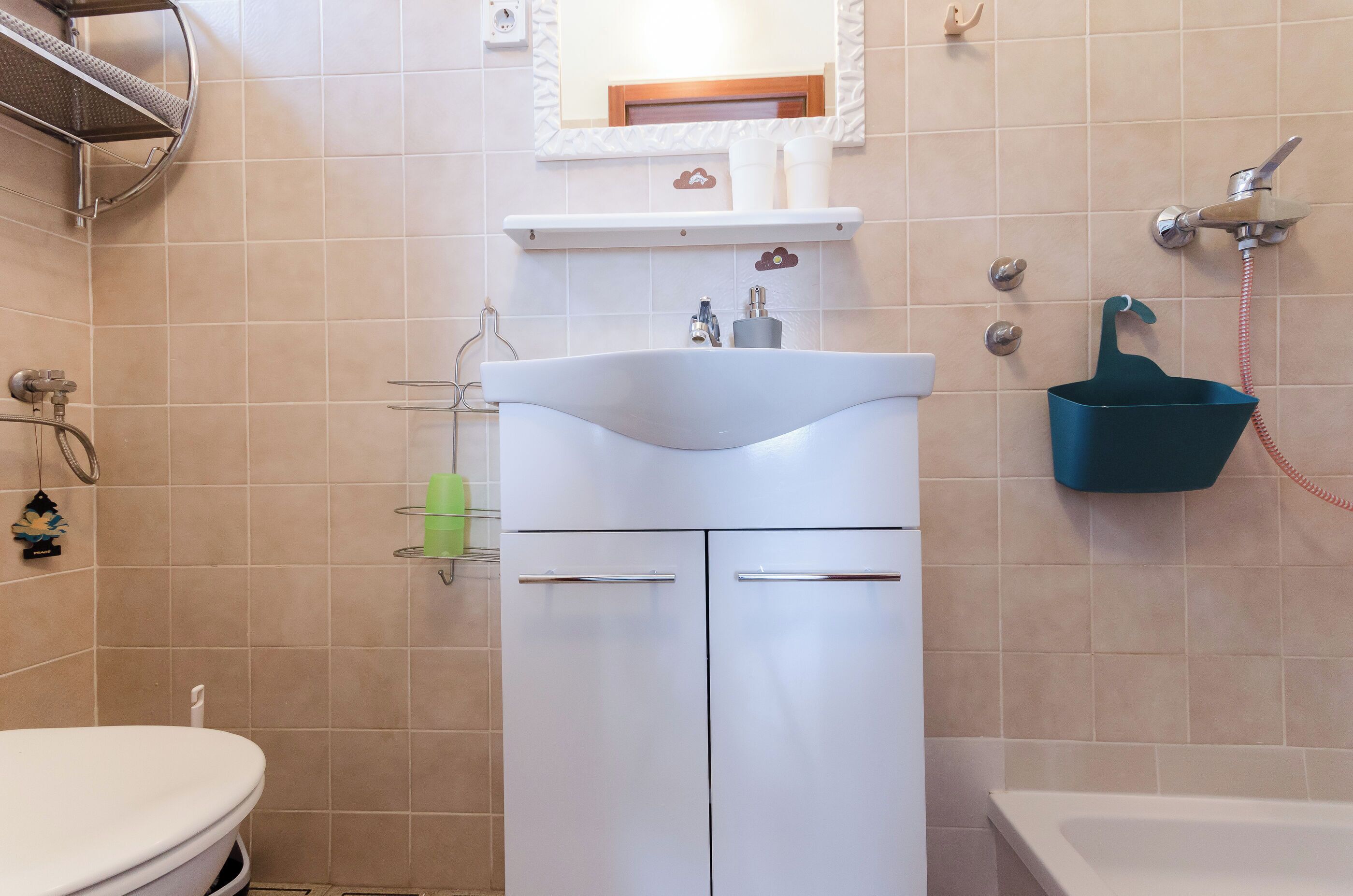 Ein Badezimmer mit Waschbecken, Toilette und Badewanne.