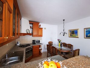 Cocina privada | Frigorífico, microondas, horno y placa de cocina