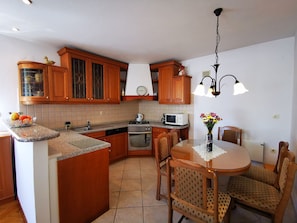 Cocina privada | Frigorífico, microondas, horno y placa de cocina