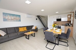 Private kitchen | Fridge, microwave, oven, stovetop