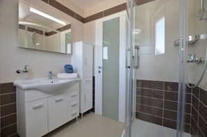 Bathroom | Shower