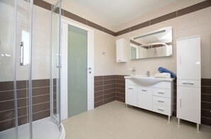 Bathroom | Shower