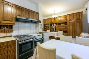 Private kitchen | Fridge, oven, stovetop, espresso maker