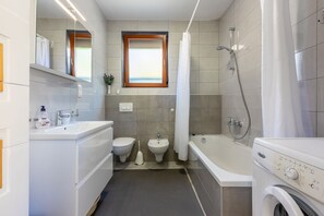 Bathroom | Bathtub