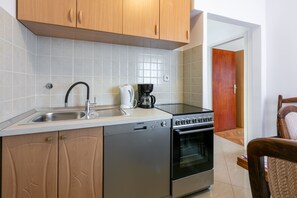 Privat køkken | Køleskab, kogeplade, elkedel, køkkentøj/tallerkener/redskaber