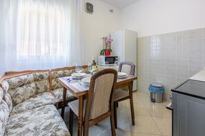 Privékeuken | Een koelkast, een kookplaat, een waterkoker, kookgerei, borden en bestek