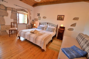 2 bedrooms, iron/ironing board, free WiFi