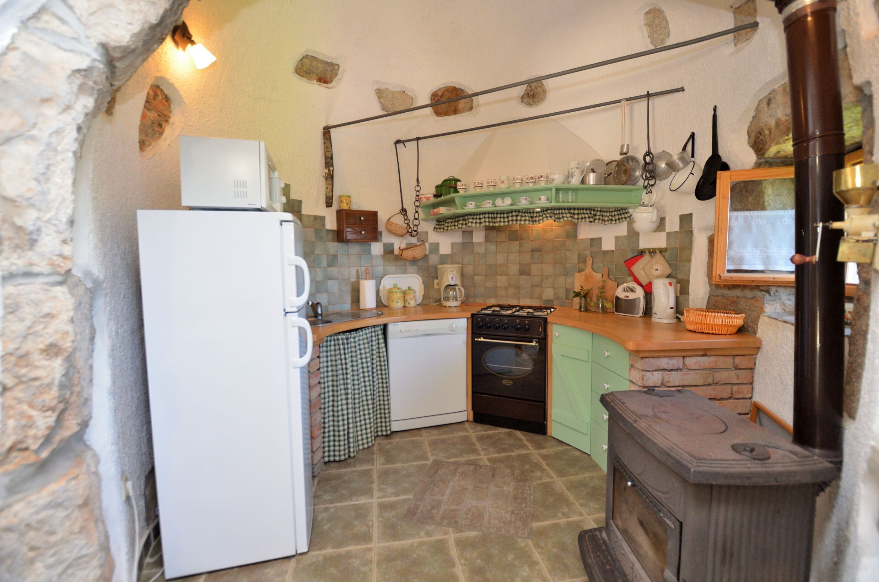 Private kitchen | Fridge, microwave, oven, stovetop