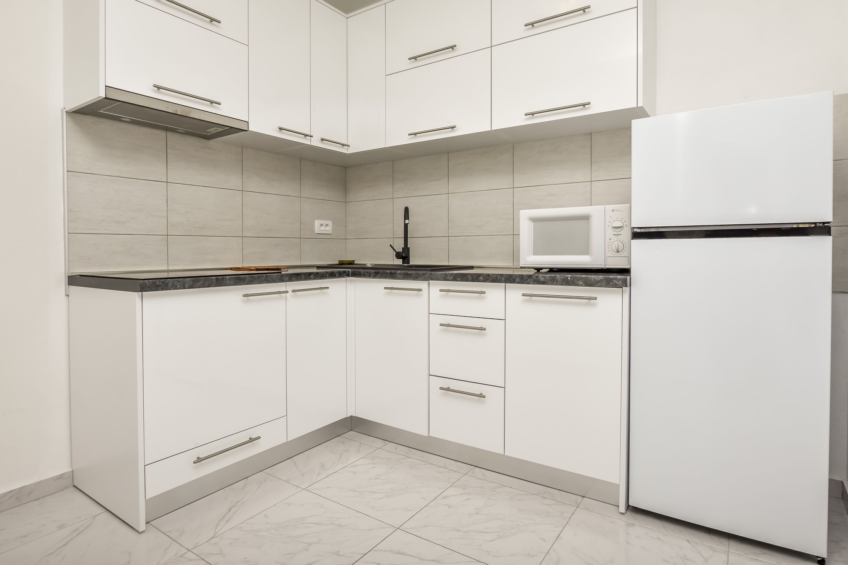Private kitchen | Fridge, stovetop, electric kettle, cookware/dishes/utensils