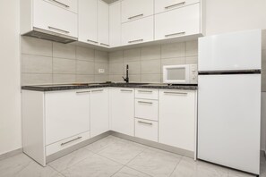 Eigene Küche | Kühlschrank, Herdplatte, Wasserkocher, Kochgeschirr/Geschirr/Besteck