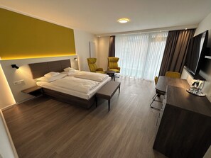 Economy Apartment | Living area | 32-inch flat-screen TV with cable channels, TV - Gästehaus Royal (Stuttgart)