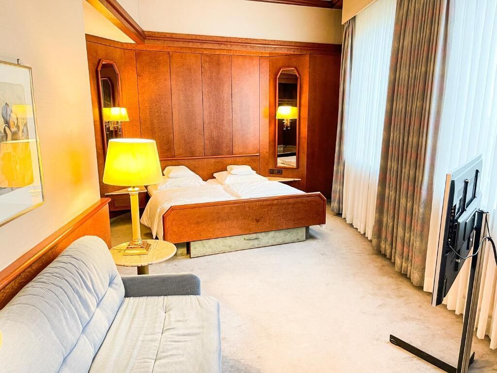 Hypo-allergenic bedding, in-room safe, desk, laptop workspace