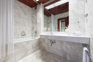 Habitación doble económica | Baño | Regadera y toallas