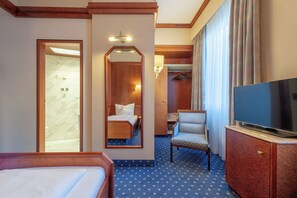 Economy Single Room | Living area | 32-inch flat-screen TV with cable channels, TV - Gästehaus Royal (Stuttgart)
