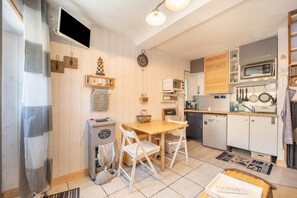 Fridge, microwave, oven, coffee/tea maker