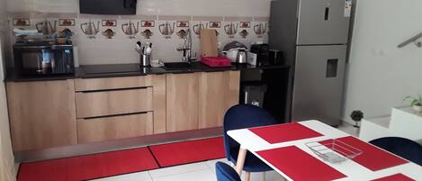 Een koelkast, een microgolfoven, een kookplaat, een vaatwasser