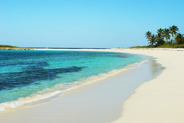 Perto da praia, espreguiçadeiras, toalhas de praia