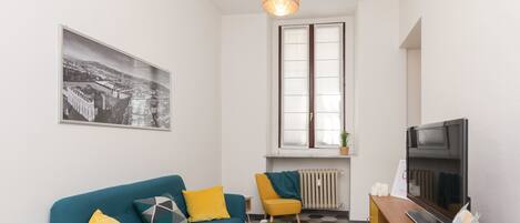 Apartament | Sala d'estar | Televisor de pantalla plana de 24 polzades amb canals per cable