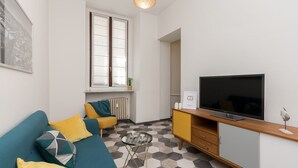 Leilighet | Oppholdsområde | En 24-tommers Flatskjerm-TV med kabel-kanaler samt TV