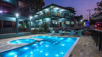 Vista frontal de la propiedad por la tarde o noche